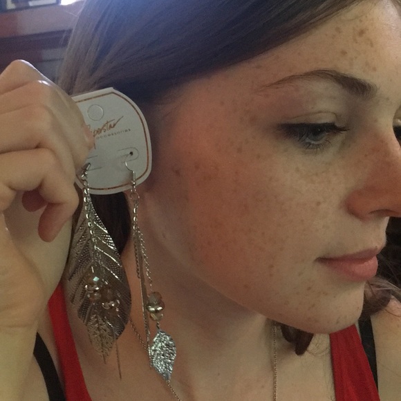 NWT ✨ Leaf Dangle Earrings!! - Picture 4 of 4